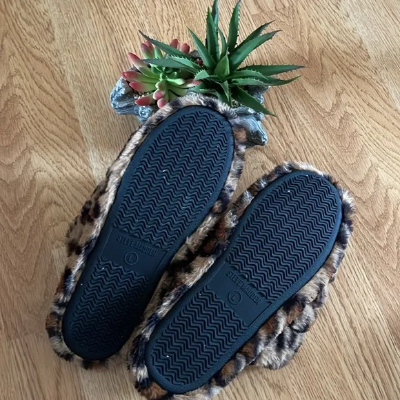 New without tag, Steve Madden Slippers. - Picture 3 of 4